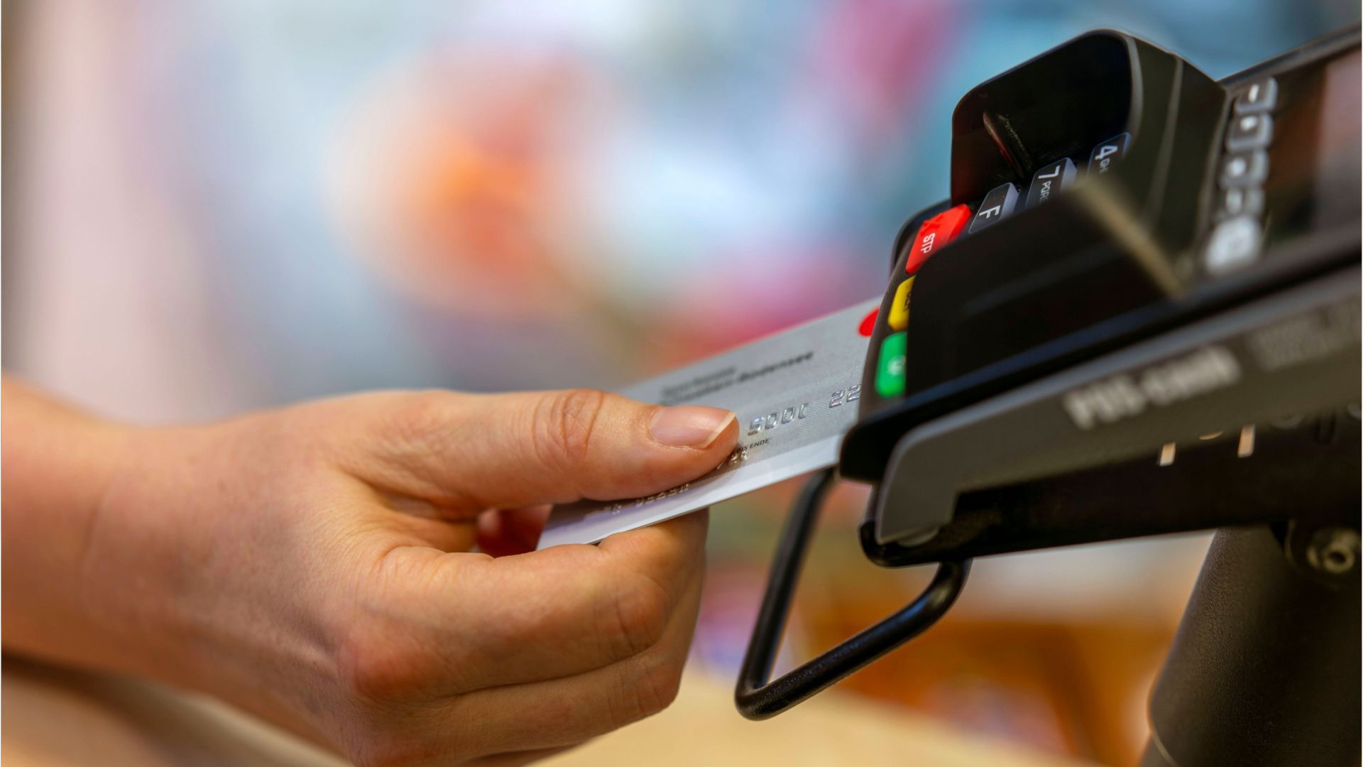 Hat Ihre Bankkarte auch eine Einkerbung? Diese wichtige Funktion steckt wirklich dahinter