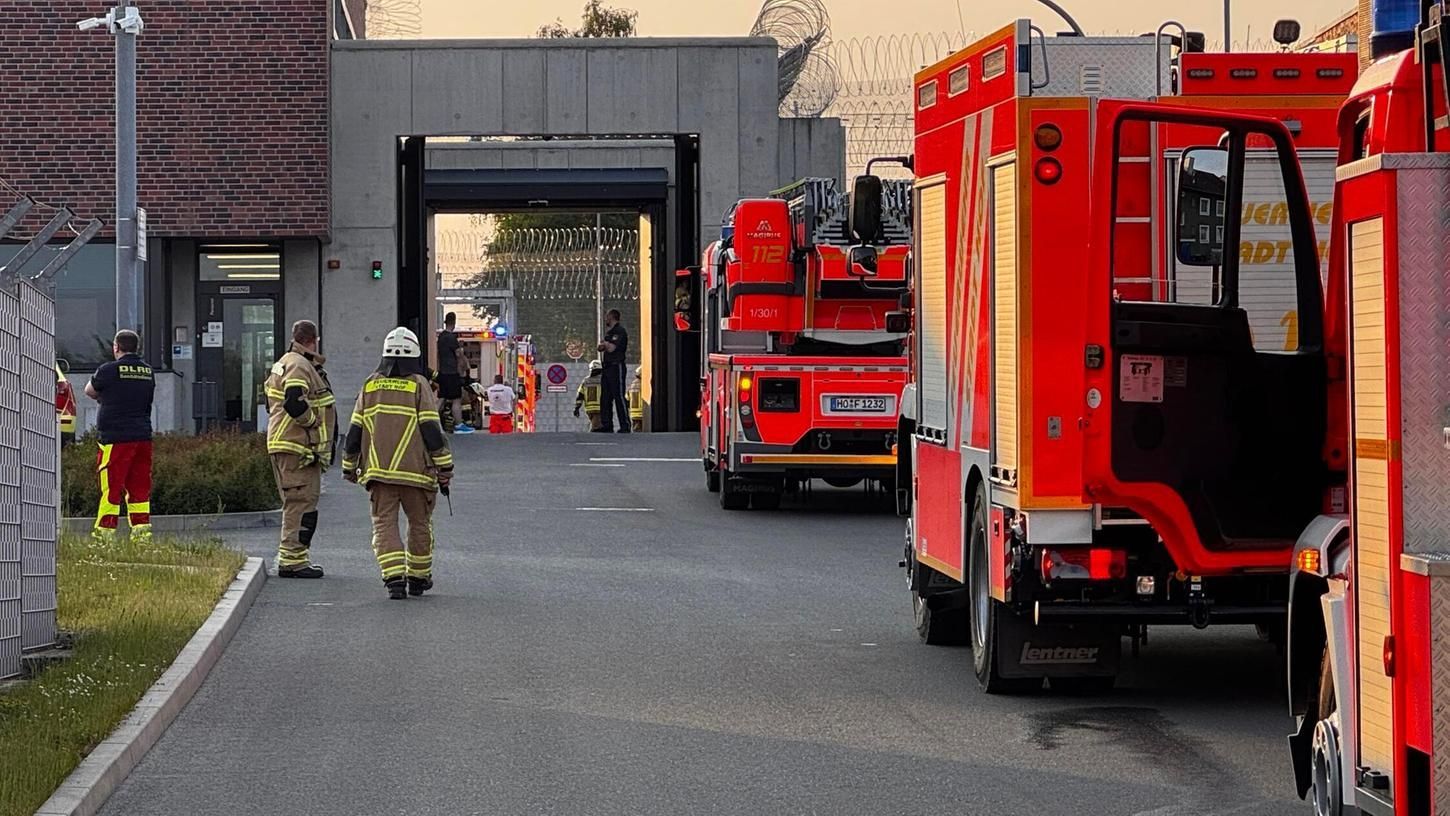 Video: Feuer in Haftanstalt in Franken: Polizei mit klarem Verdacht - Großeinsatz, Kripo ermittelt
