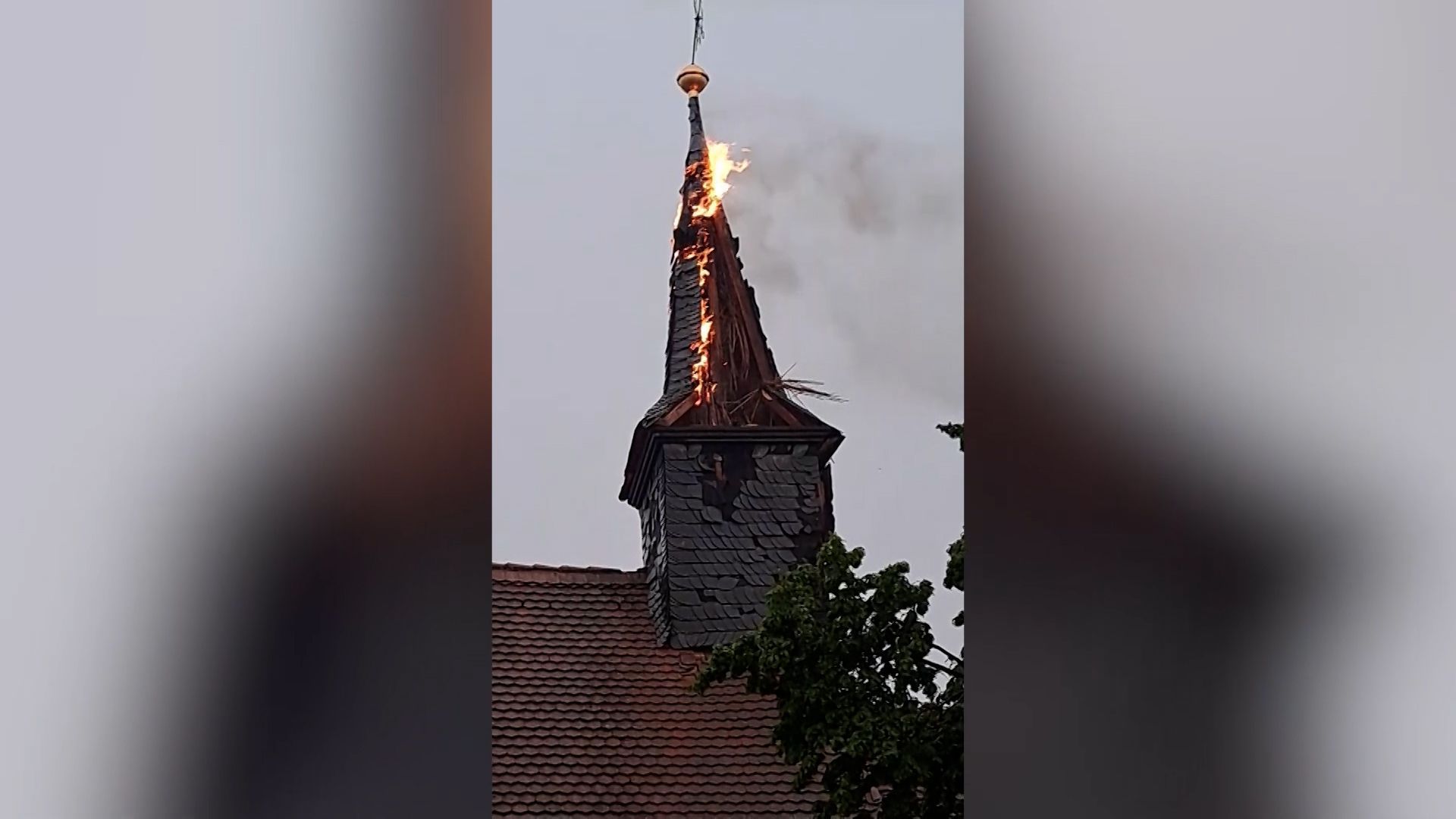 Video: Blitzeinschlag in Franken: Turm von Kapelle gerät in Brand, dicke Balken beschädigt