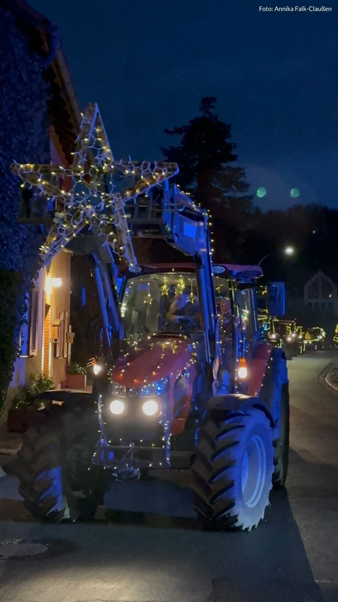Video: Bulldog-Parade verwandelt Dorf in der Fränkischen Schweiz in ein Lichtermeer