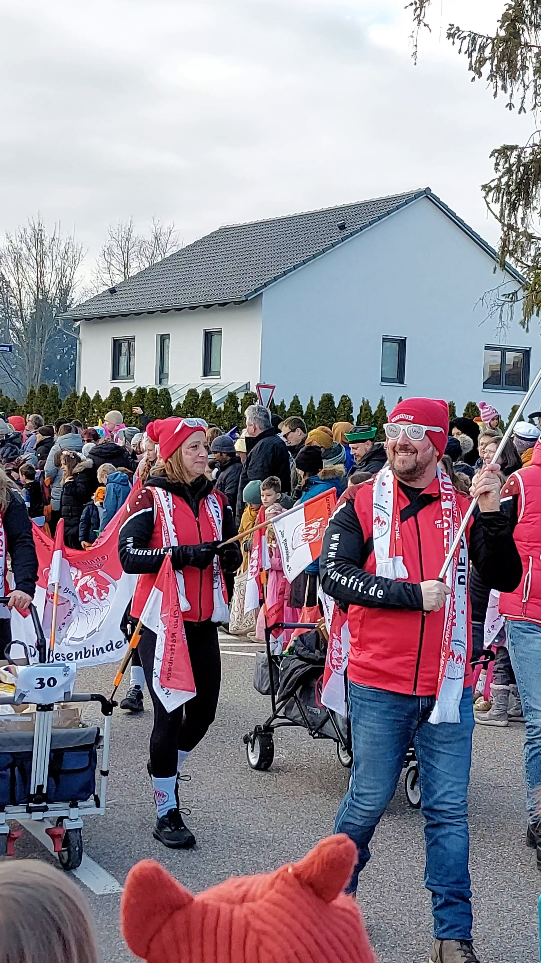 Video: Faschingsumzug in Erlangen-Bruck