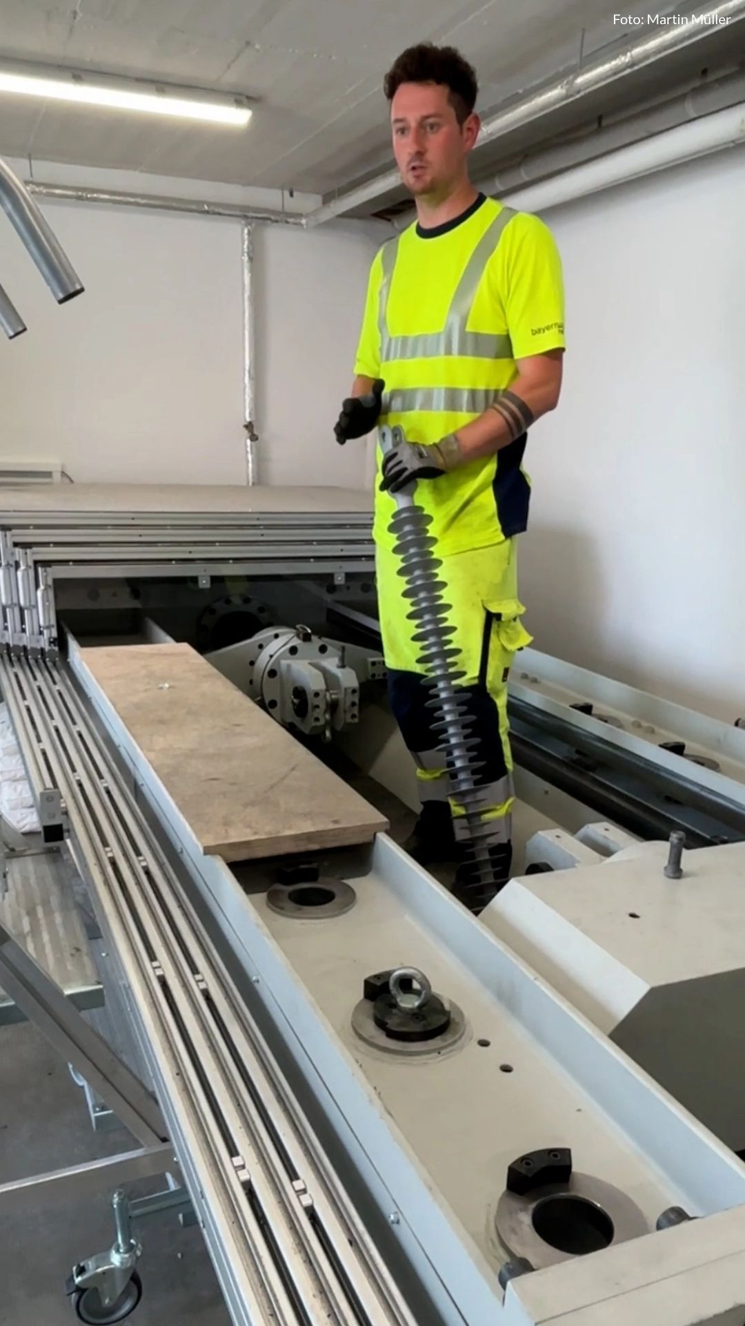 Video: Prüflabor Bayernwerk: Stromteile bis zum Knall testen
