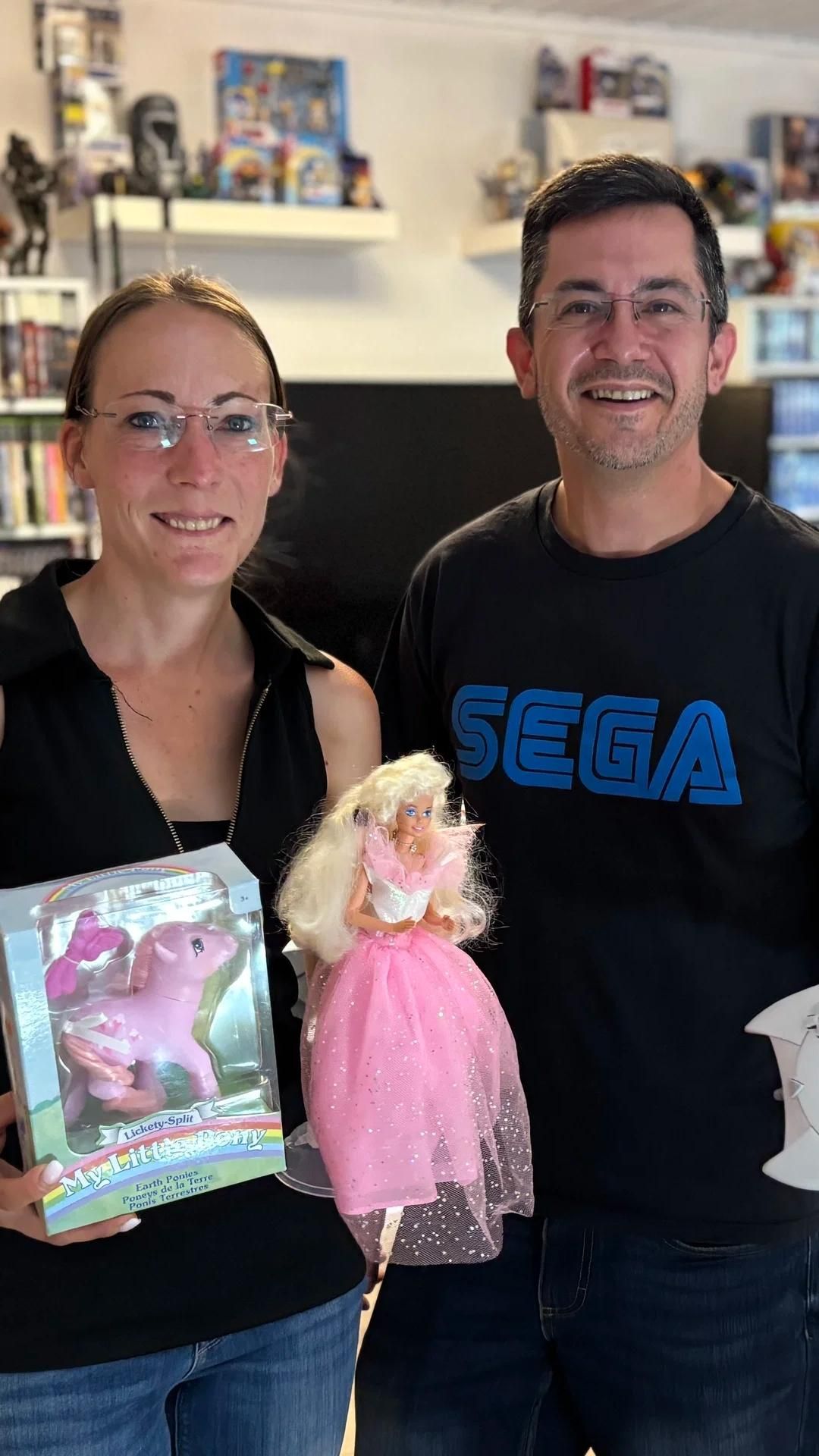 Video: Von Barbie bis Polly Pocket: Riesige Spielzeugsammlung in Deining