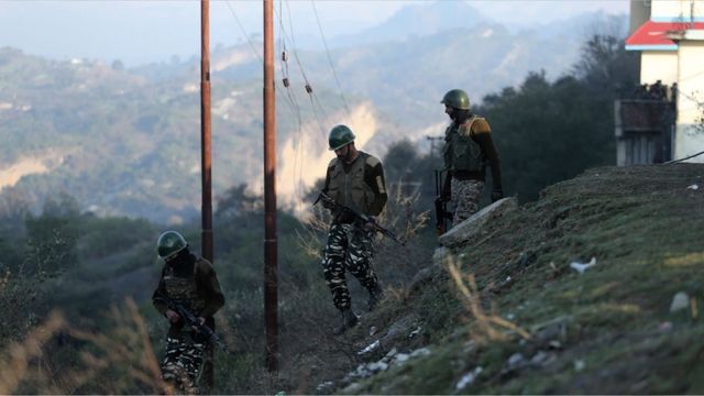 Indien fliegt Luftangriffe auf Pakistan: Mehrere Tote, Kampfjets abgeschossen