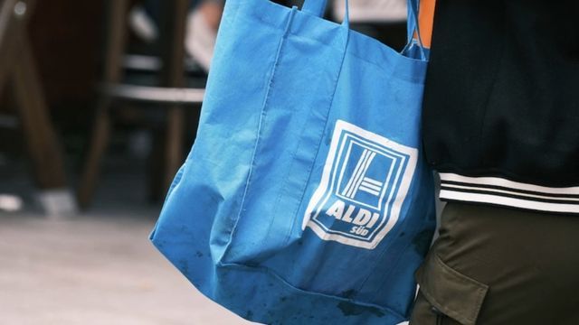 Cem (23) findet eingeschweißtes Tier in Aldi-Einkauf und versucht Reanimation