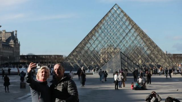 Louvre in Paris überfallen – Einbrecher kamen auf Rollern und nutzten Lastenaufzug