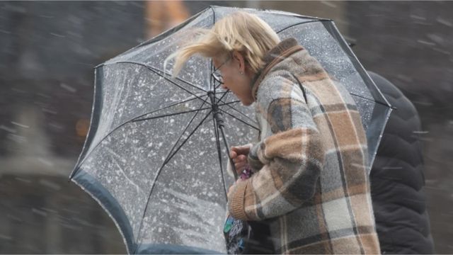 Video: Heftige Sturmböen im Süden und Westen — Narren müssen im Regen feiern