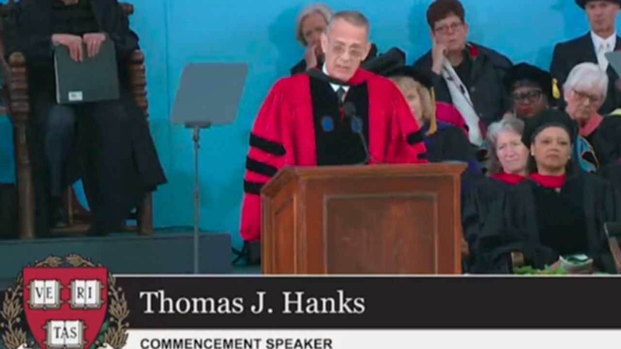 Ehrendoktorwürde: Hollywoodstar Tom Hanks hält Rede bei Harvard-Abschlussfeier