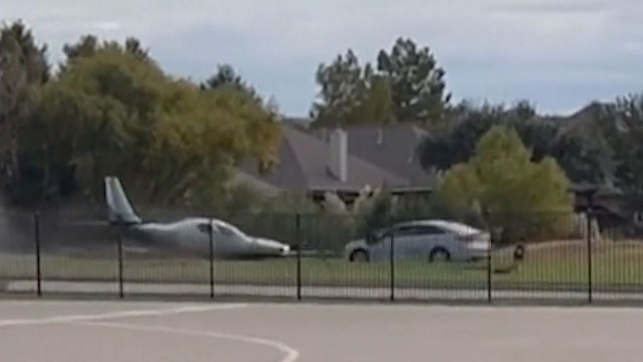 Über die Landebahn hinausgeschossen: Kleinflugzeug in Texas kollidiert mit Auto