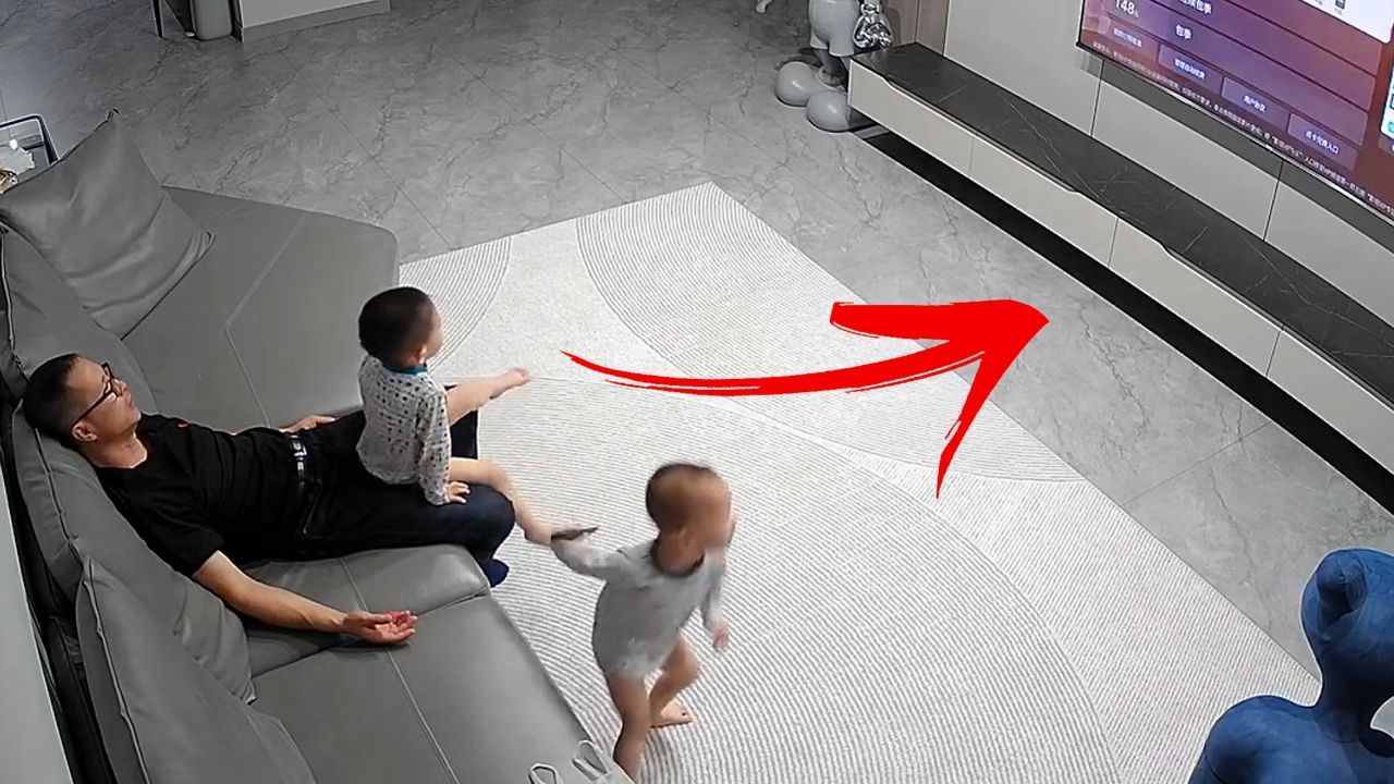 Fliegende Fernbedienung: Opa schaut mit Enkeln fern – TV-Programm nimmt jähes Ende