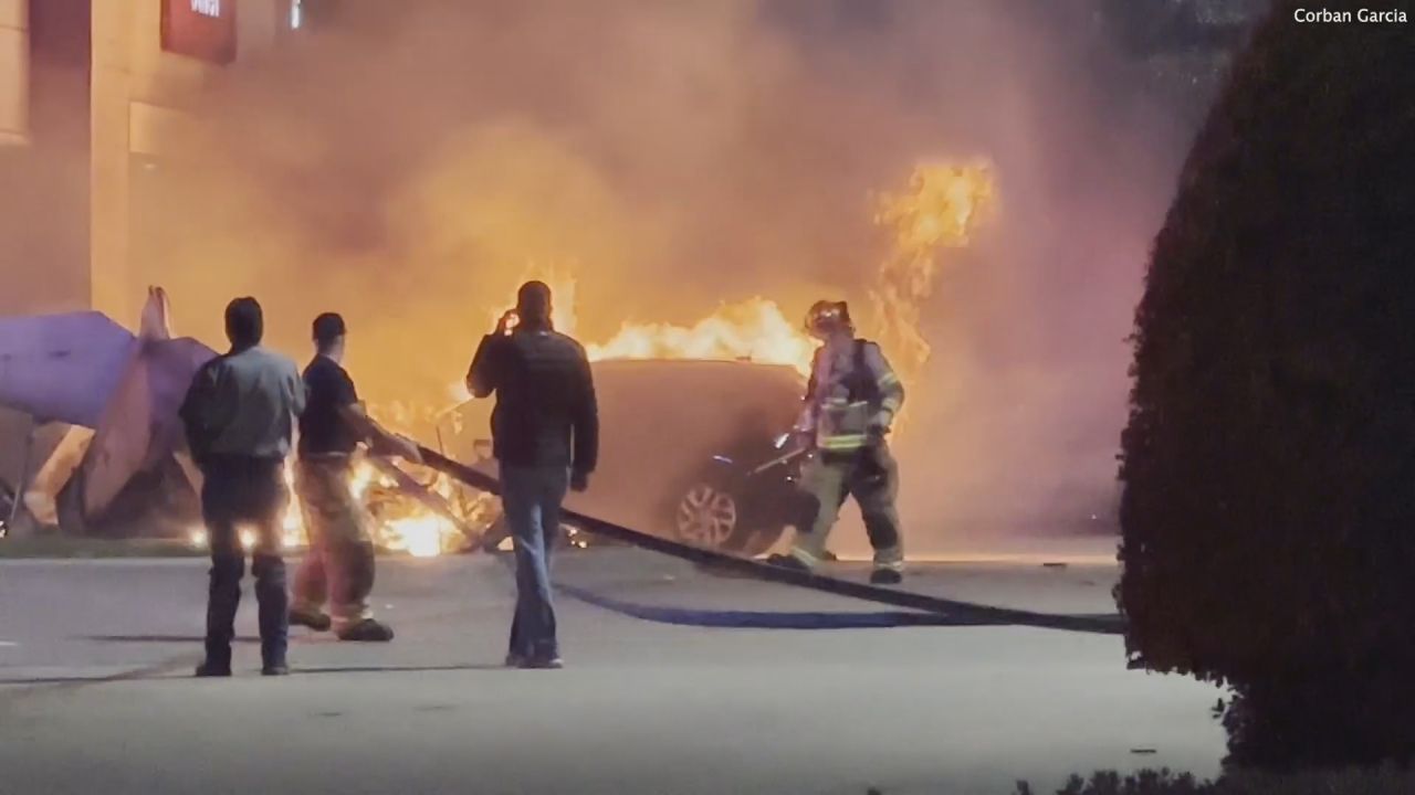 Kleinflugzeug stürzt neben Einkaufszentrum in Dallas ab - Pilot kommt ums Leben