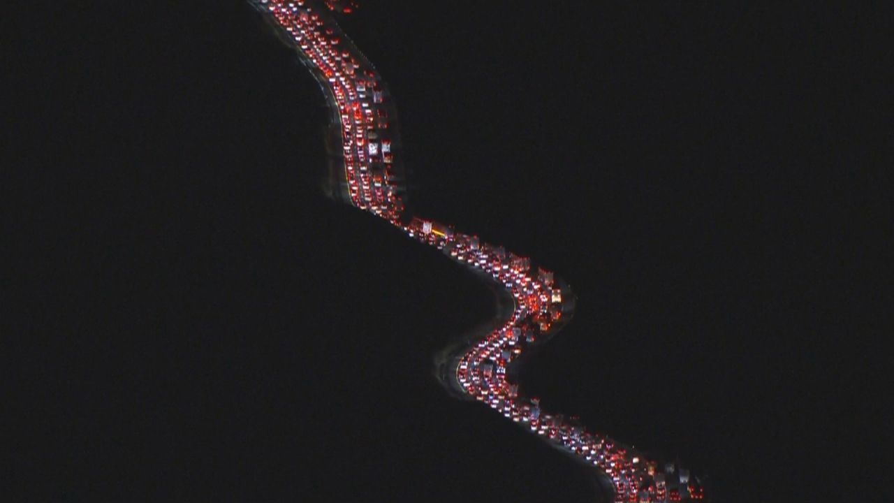 Knapp 50 Kilometer: Lkw-Unfall verursacht Mega-Stau vor Thanksgiving in Kalifornien