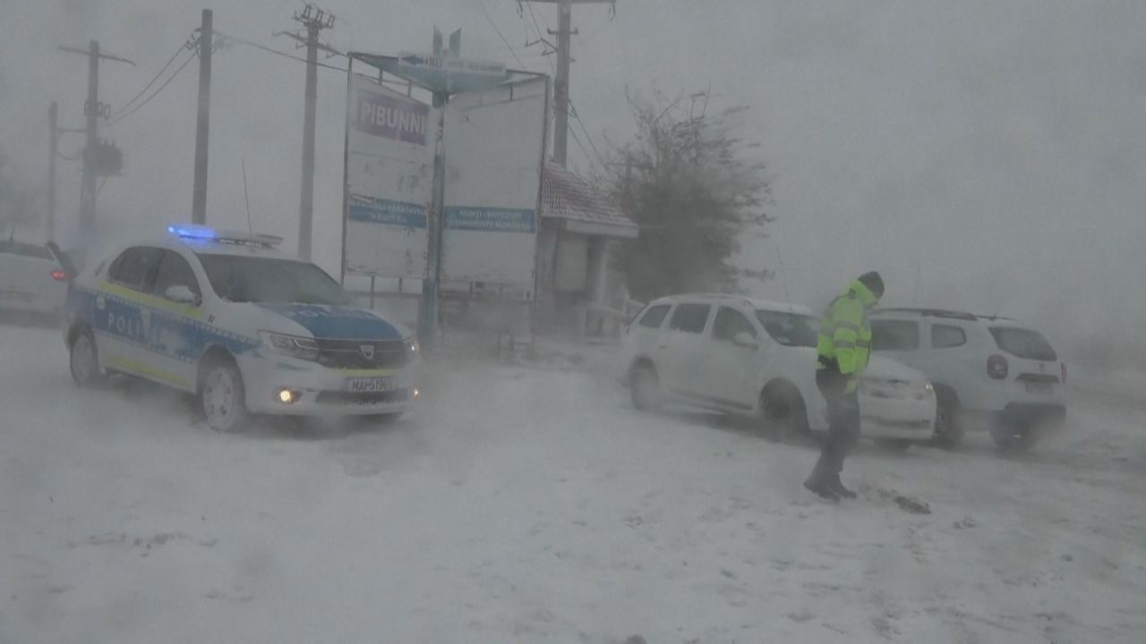 Schneechaos in Rumänien: Todesopfer, Stromausfälle und gesperrte Straßen