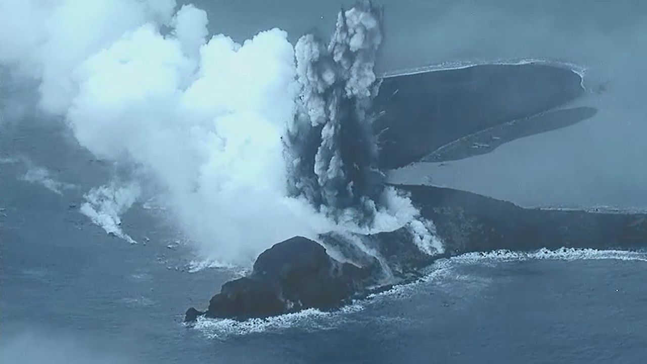 Heftige Explosion: Drohne filmt Vulkanausbruch vor japanischer Insel