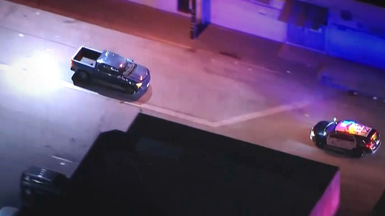 Flucht im Rückwärtsgang: Schräge Verfolgungsjagd in Los Angeles endet mit Crash