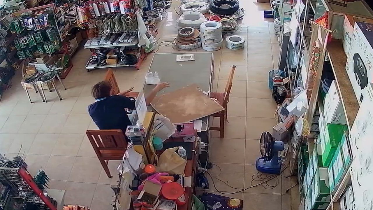 Deckenplatte im Anflug: Lagerarbeiter hat riesiges Glück