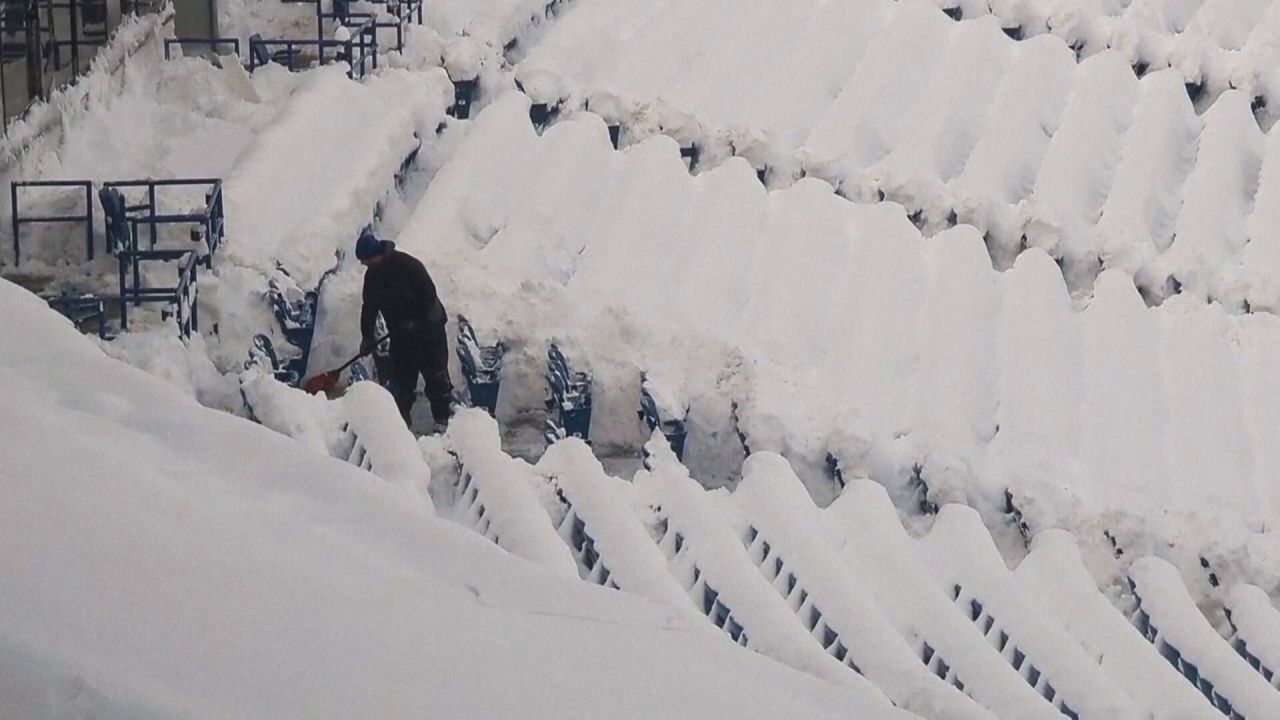 Wintersturm begräbt Bills-Stadium: Football-Fans schaufeln für NFL-Playoffs