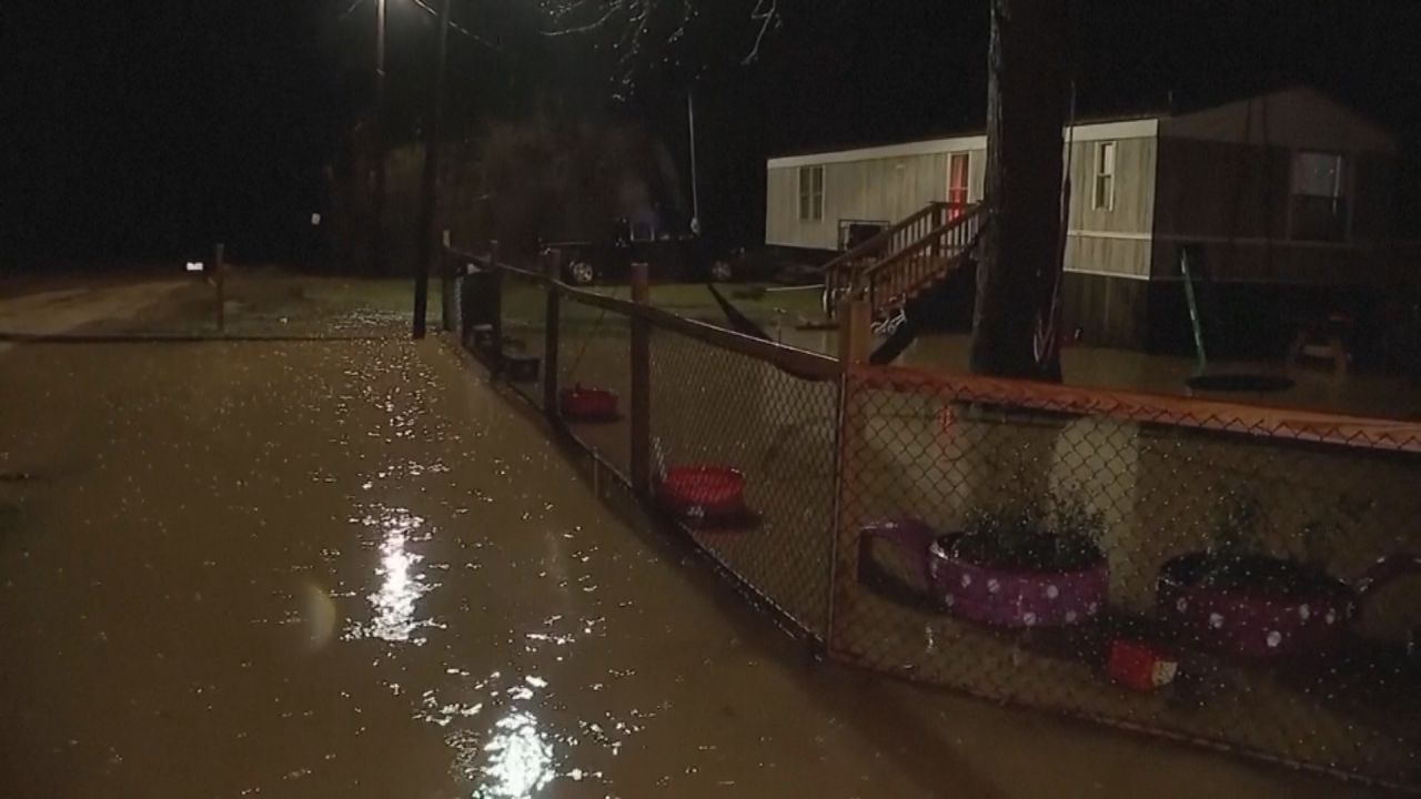 Gefährliche Wetterlage in Housten: Überschwemmungsrisiken und Schulschließungen