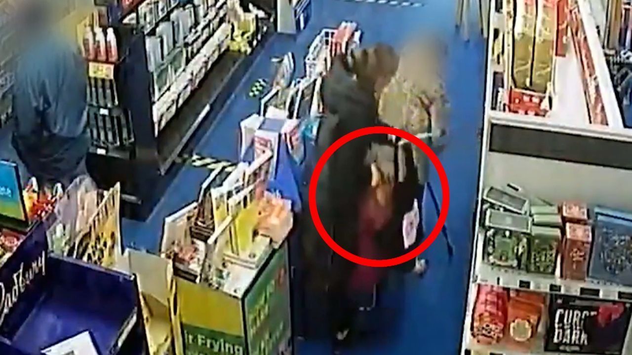 Skrupellos: Diebin bestiehlt ältere Frau im Supermarkt