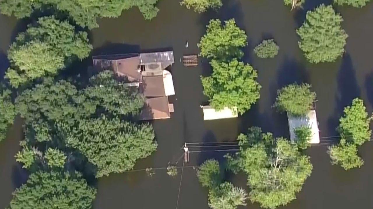 Heftige Regenfälle in Texas: Zahlreiche Evakuierungen – Frau aus Fluten gerettet