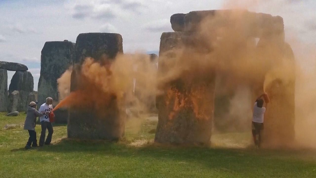 Protest in Stonehenge: Klimaaktivisten besprühen Monument mit Farbe