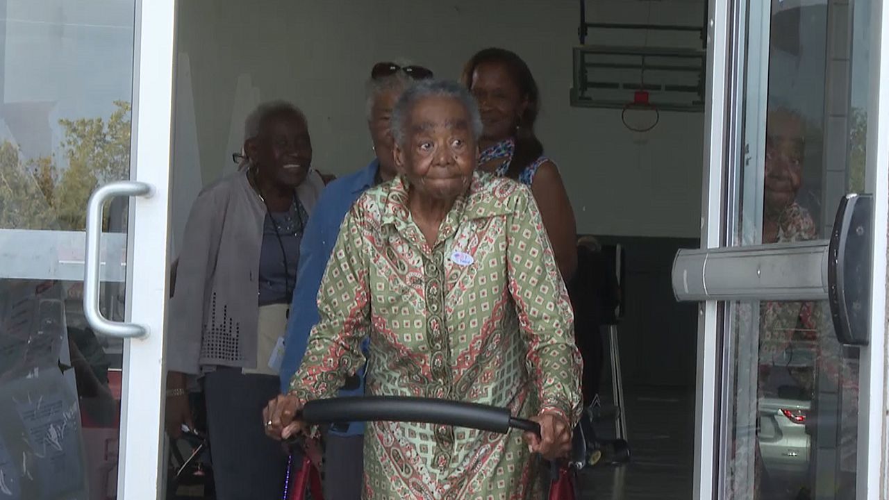 „Wählt für unsere Rechte” – 103-Jährige geht in Florida wählen