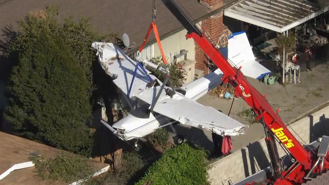Im Garten gelandet: Flugzeug verpasst Haus in Kalifornien um Haaresbreite