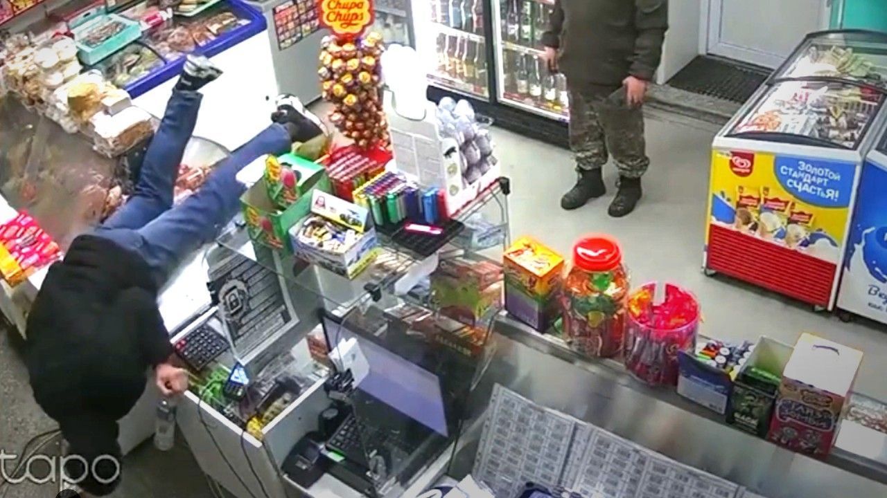 Räuber taucht mit Spielzeugpistole in Laden auf und fällt über die Theke