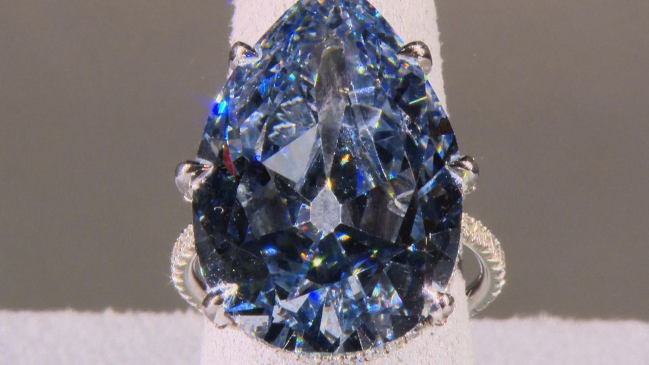 Video: Christie's-Auktion: Blauer Golconda-Diamant soll bis zu 50 Millionen Dollar einbringen