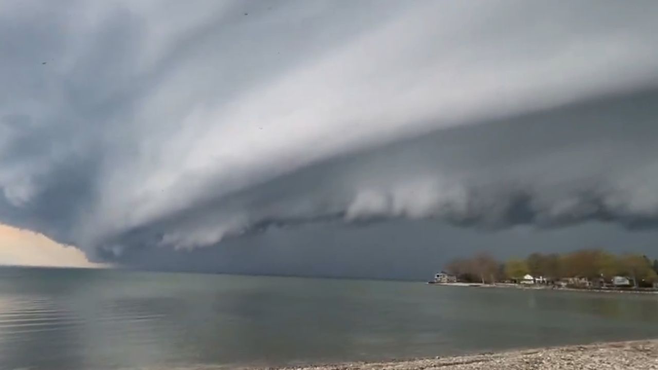Video: Wetterphänomen am Lake Erie: Arcus-Wolke schwebt bedrohlich über See