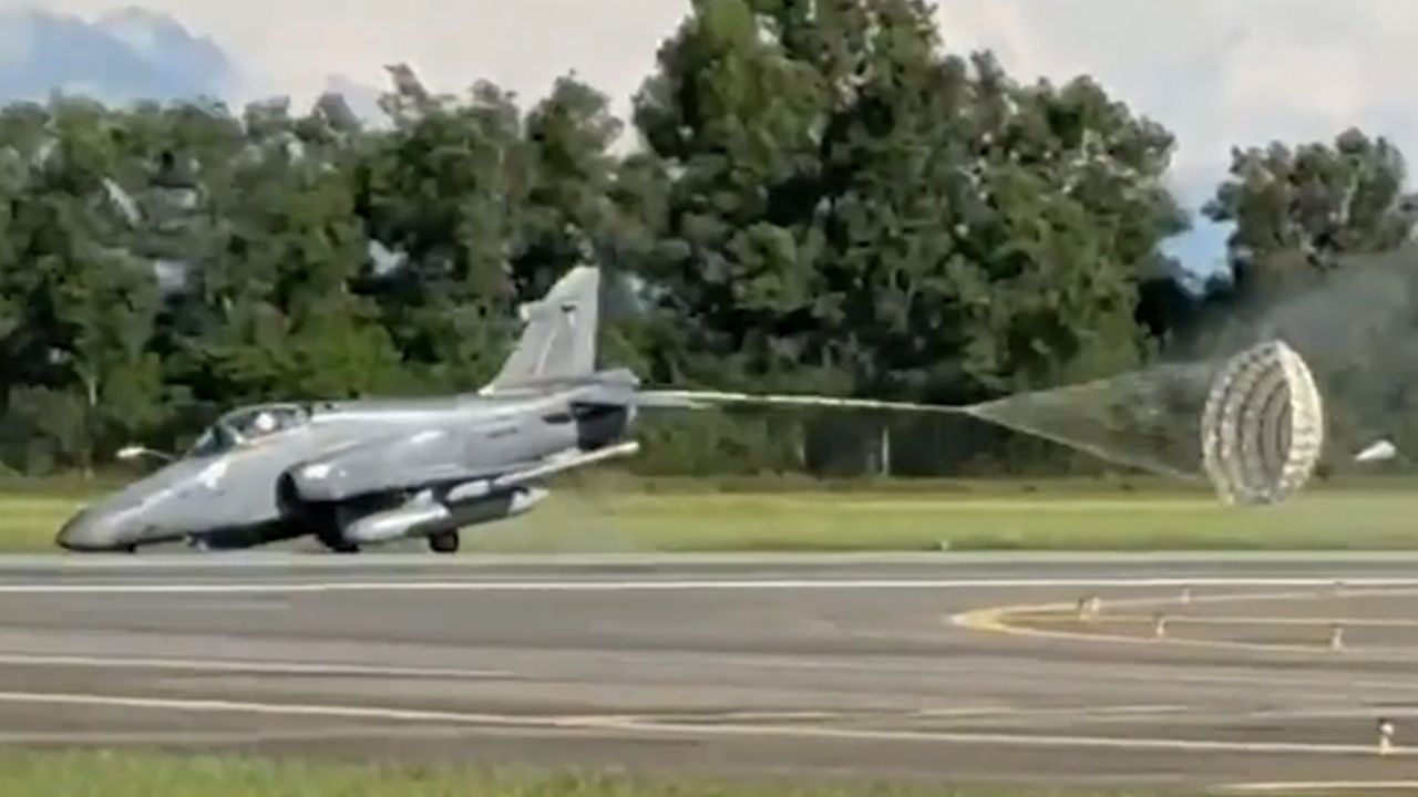 Gevechtsvliegtuig landt op de neus - kritieke seconden tijdens militaire oefening in Maleisië
