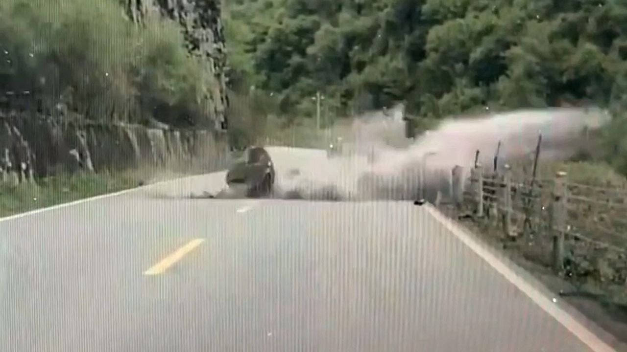 Video: Felsbrocken stürzen auf Bergstraße in China – Fahrer stoppen im letzten Moment