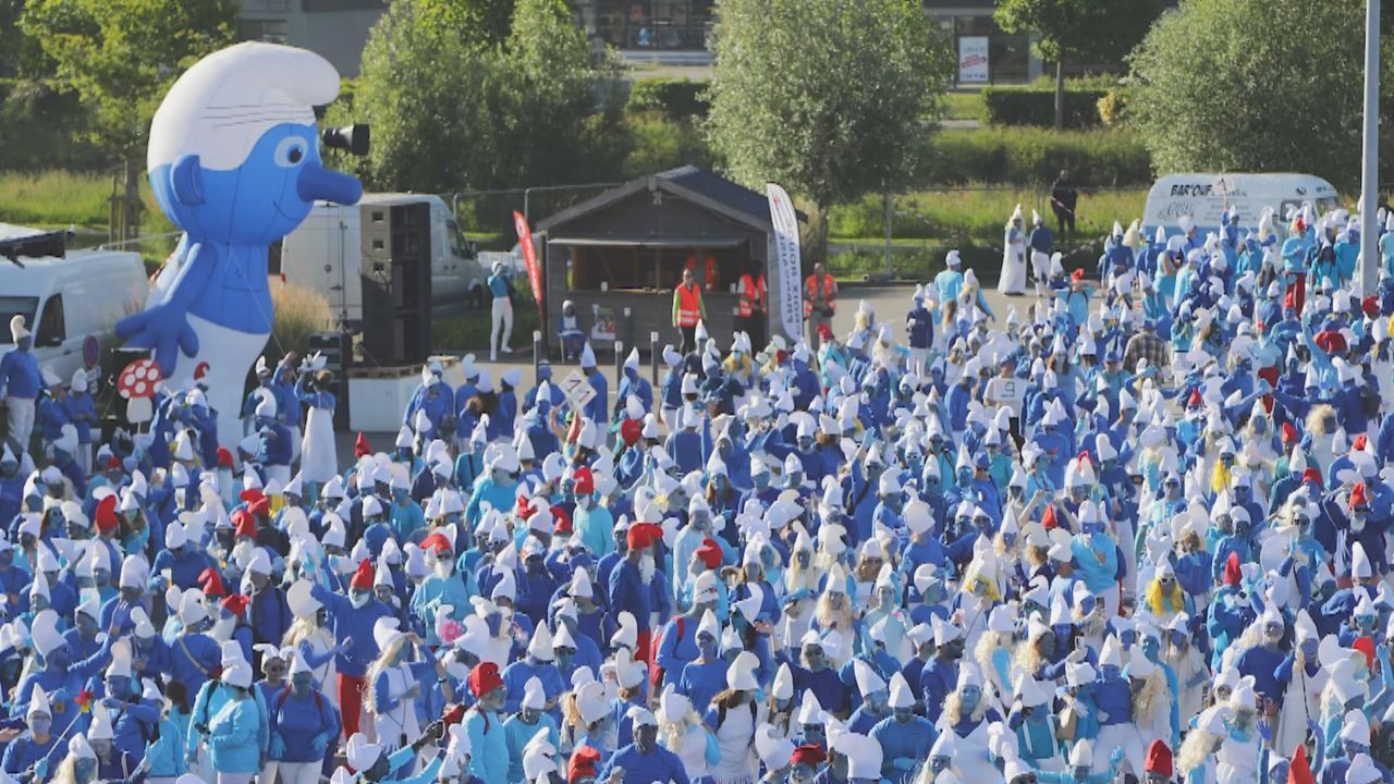 Video: Alle total blau: 3.000 Schlümpfe stellen in Frankreich Weltrekord auf