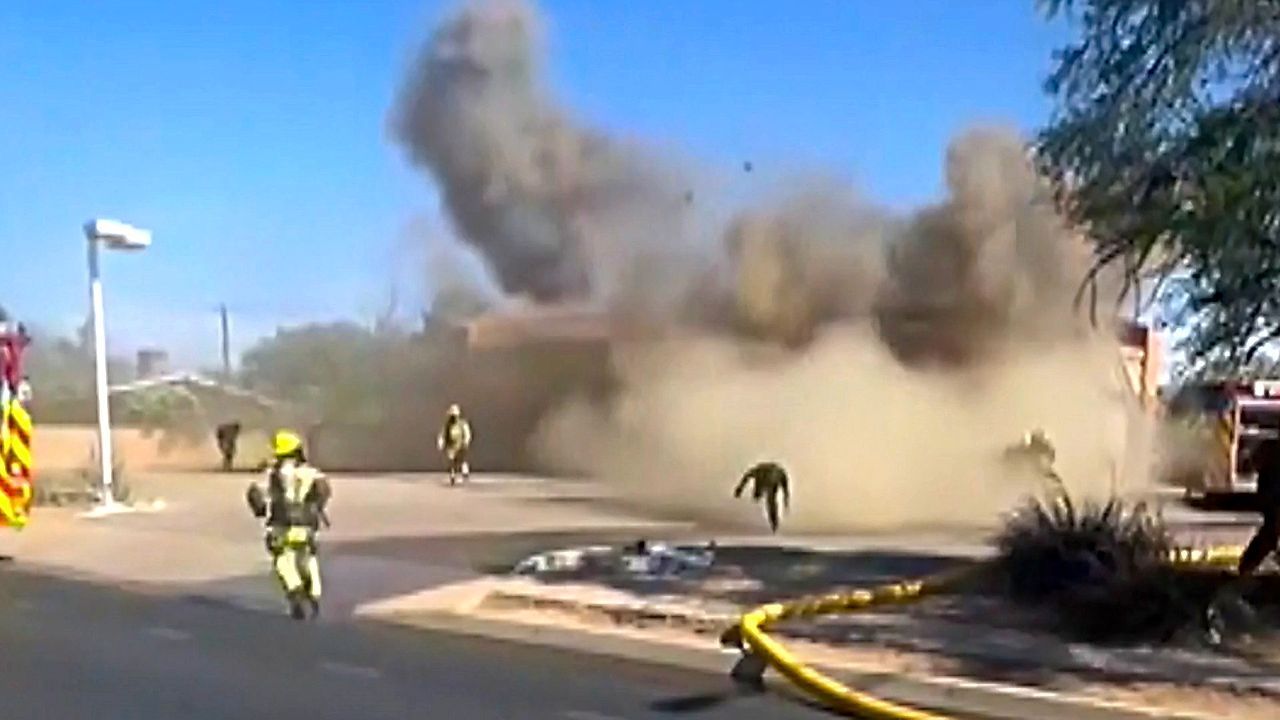 Video: Beinahe-Katastrophe: Brennendes Gebäude stürzt ein – Feuerwehrleute haben Glück