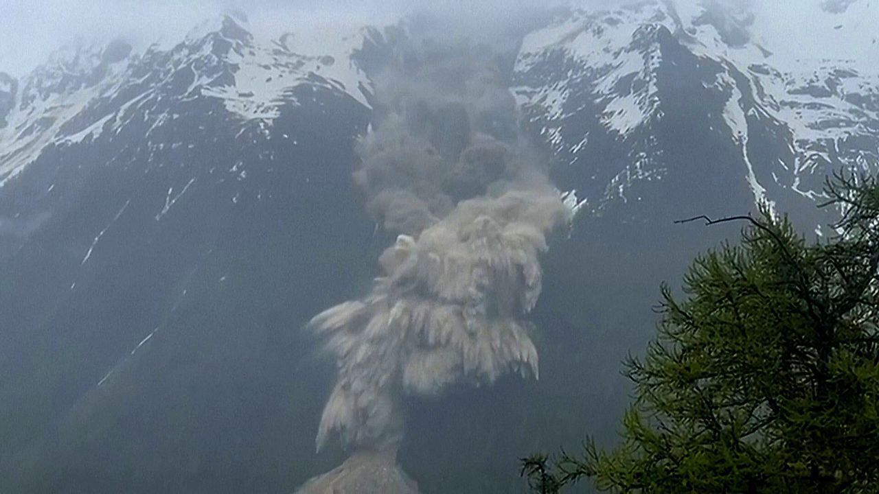 Nach-Gletschersturz-in-der-Schweiz-Versch-ttetes-Dorf-versinkt-nun-im-Wasser