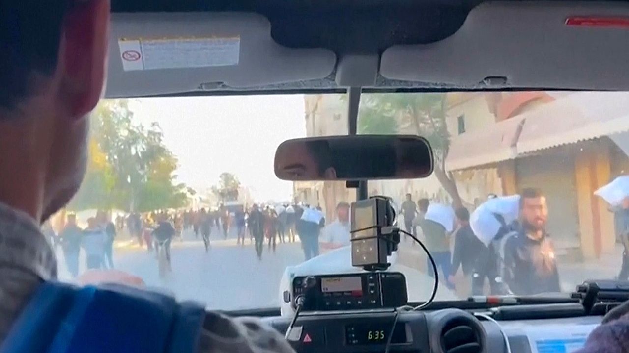 Hilfskonvois gestürmt: Hungernde Palästinenser plündern 77 UN-Lastwagen