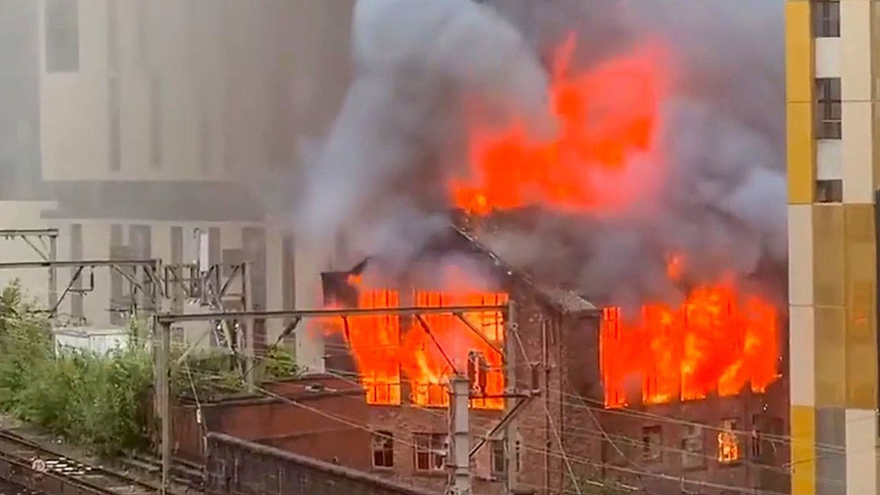 Feuerinferno in Manchester: Historisches Druckereigebäude brennt komplett aus
