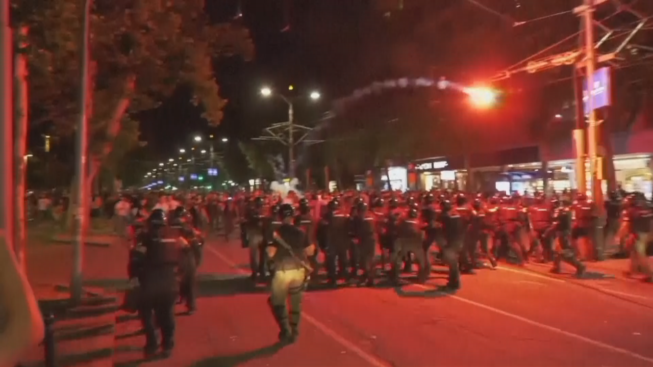 Massenproteste nach Neuwahlen: Festnahmen und Verletzte in Belgrad