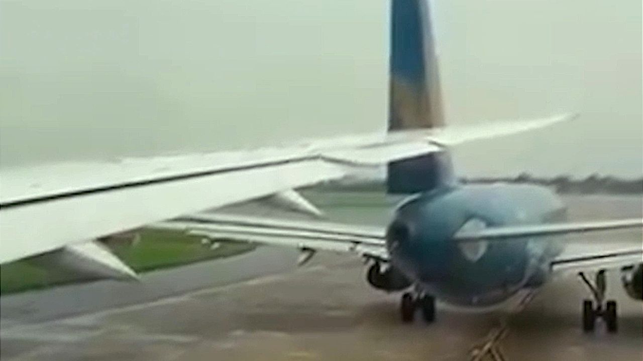 Video: Tragfläche schneidet Heckflügel auseinander: Flugzeug-Crash an Flughafen in Vietnam