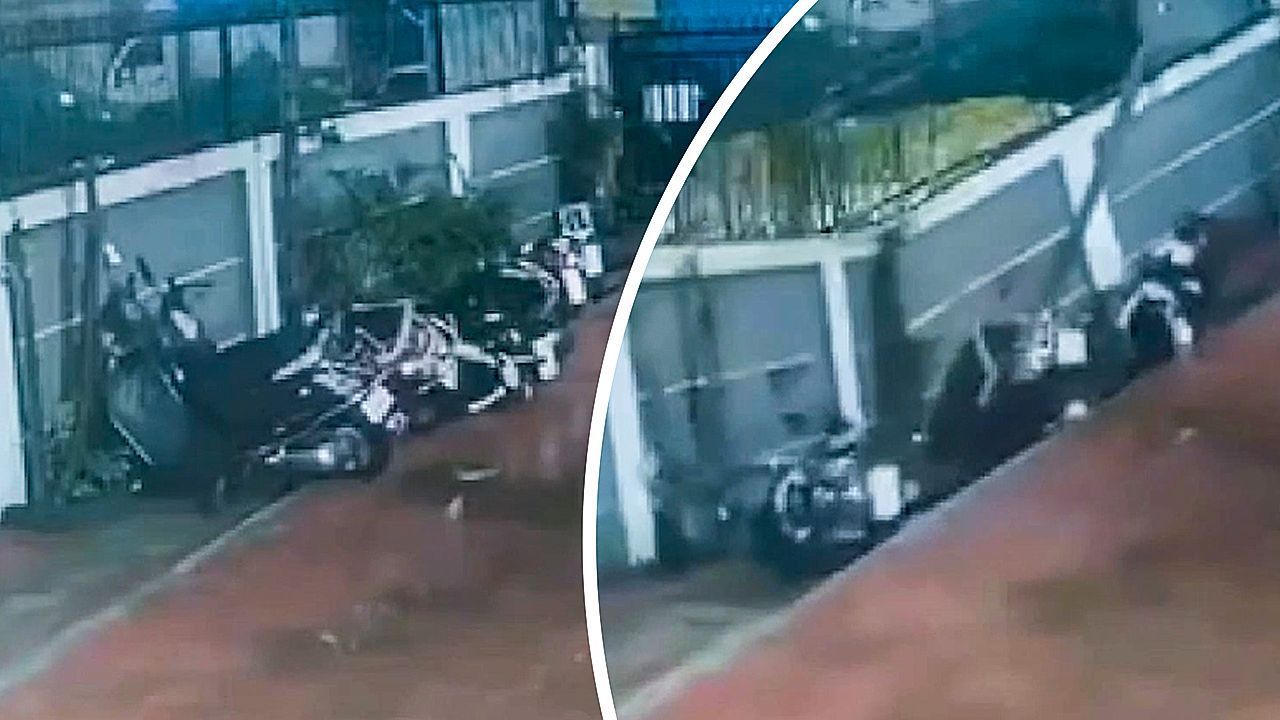 Gehweg bei Regen eingestürzt: Baugrube schluckt Motorroller