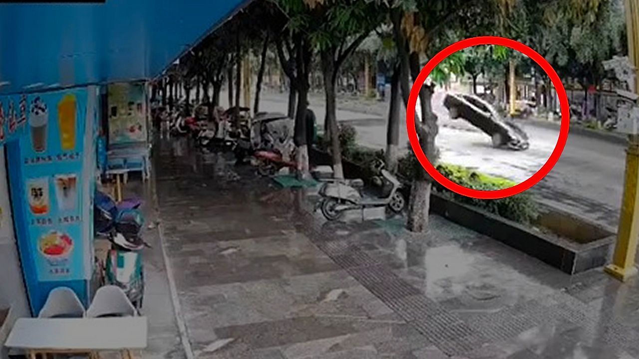 Video: Senkloch öffnet sich unter Auto