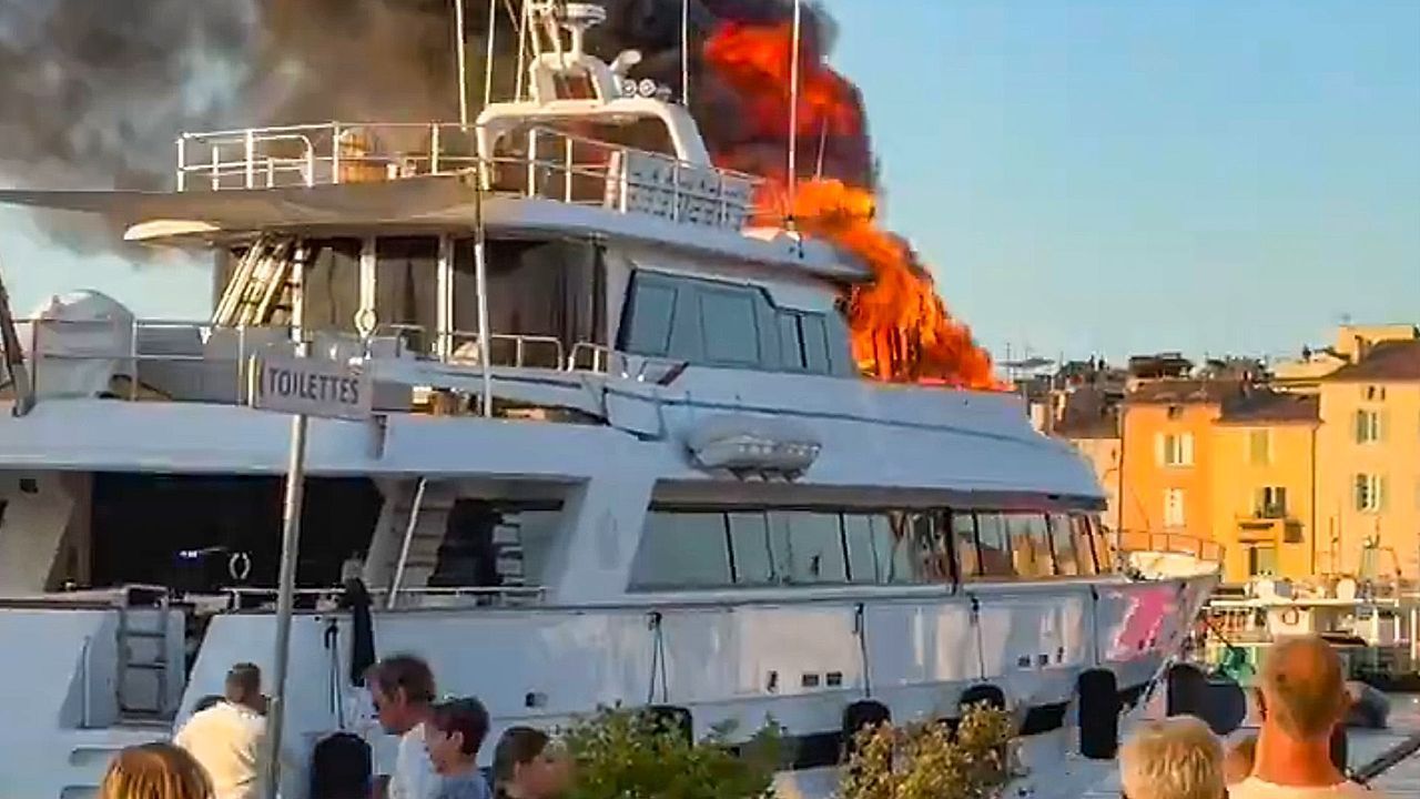 Feuer im Hafen von Saint-Tropez: Superjacht geht in Flammen auf