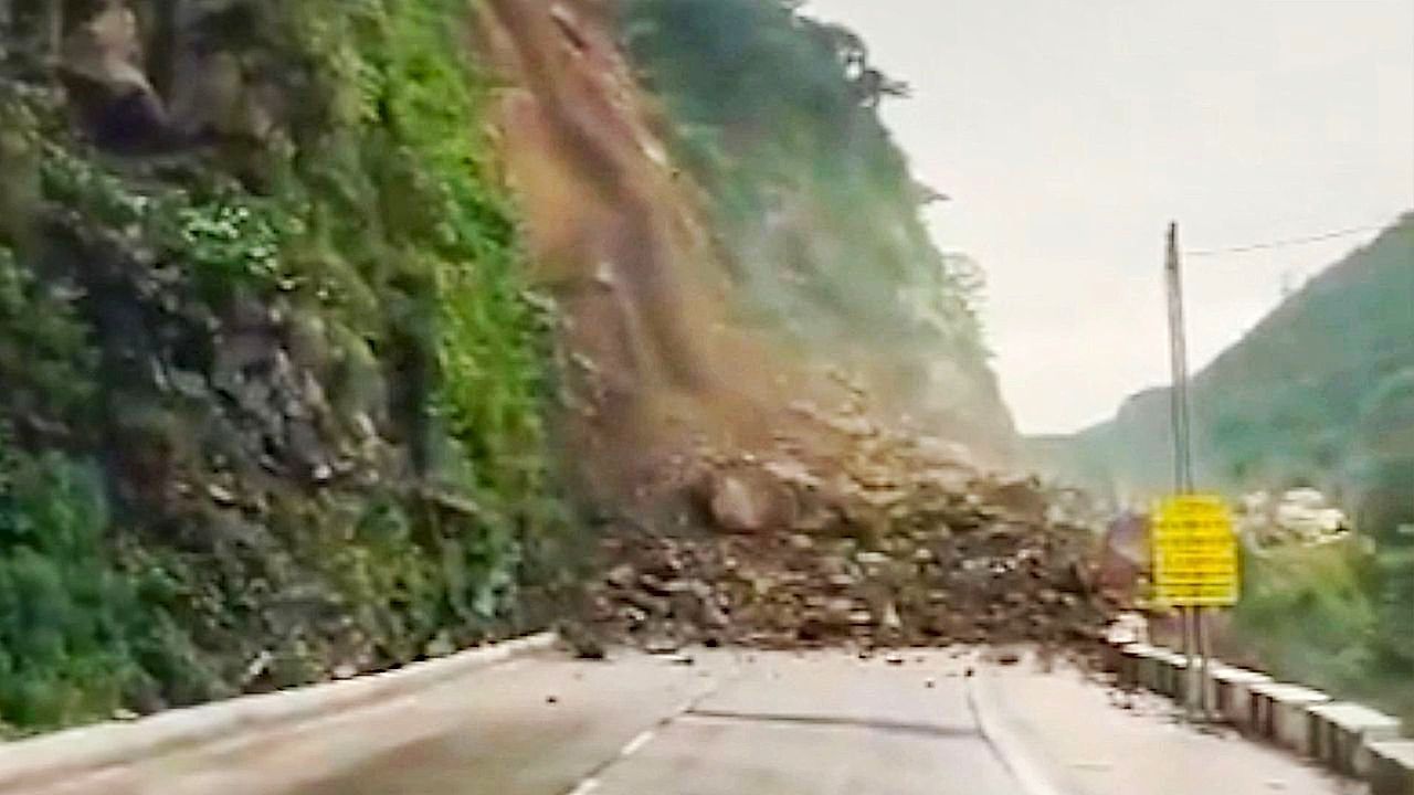 Video: Innerhalb von Sekunden verschüttet: Erdrutsch blockiert Bergstraße in Indien
