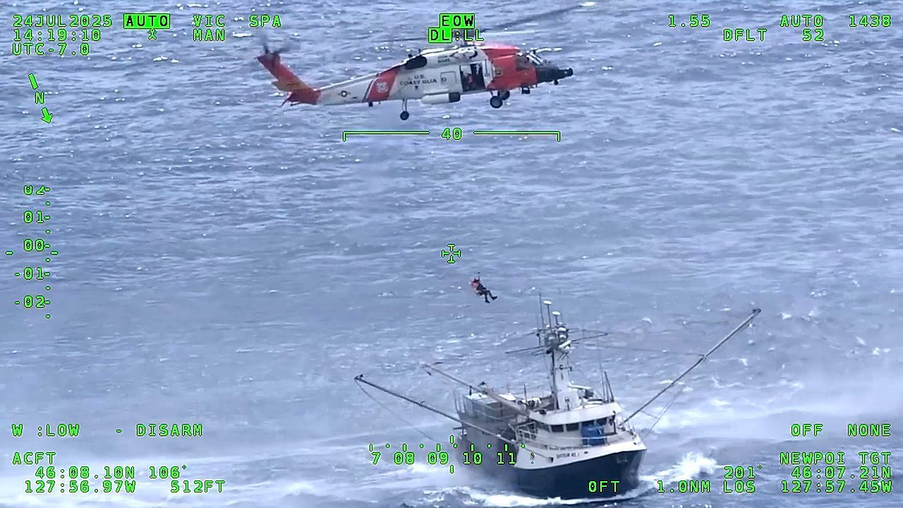 Video: 300 Kilometer vor der Küste: US-Küstenwache fliegt kranken Fischer aus