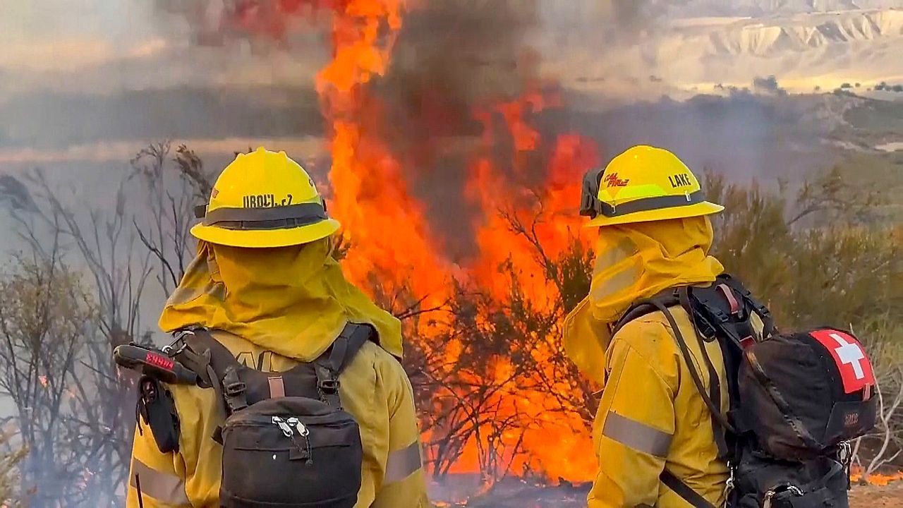Inferno außer Kontrolle: Drei Verletzte bei Gifford-Feuer in Kalifornien