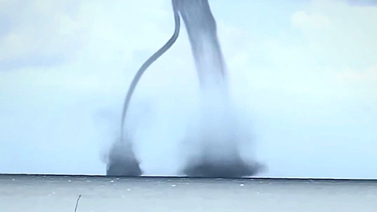 Seltenes Naturschauspiel: Zwei Wasserhosen kreuzen sich über dem Meer
