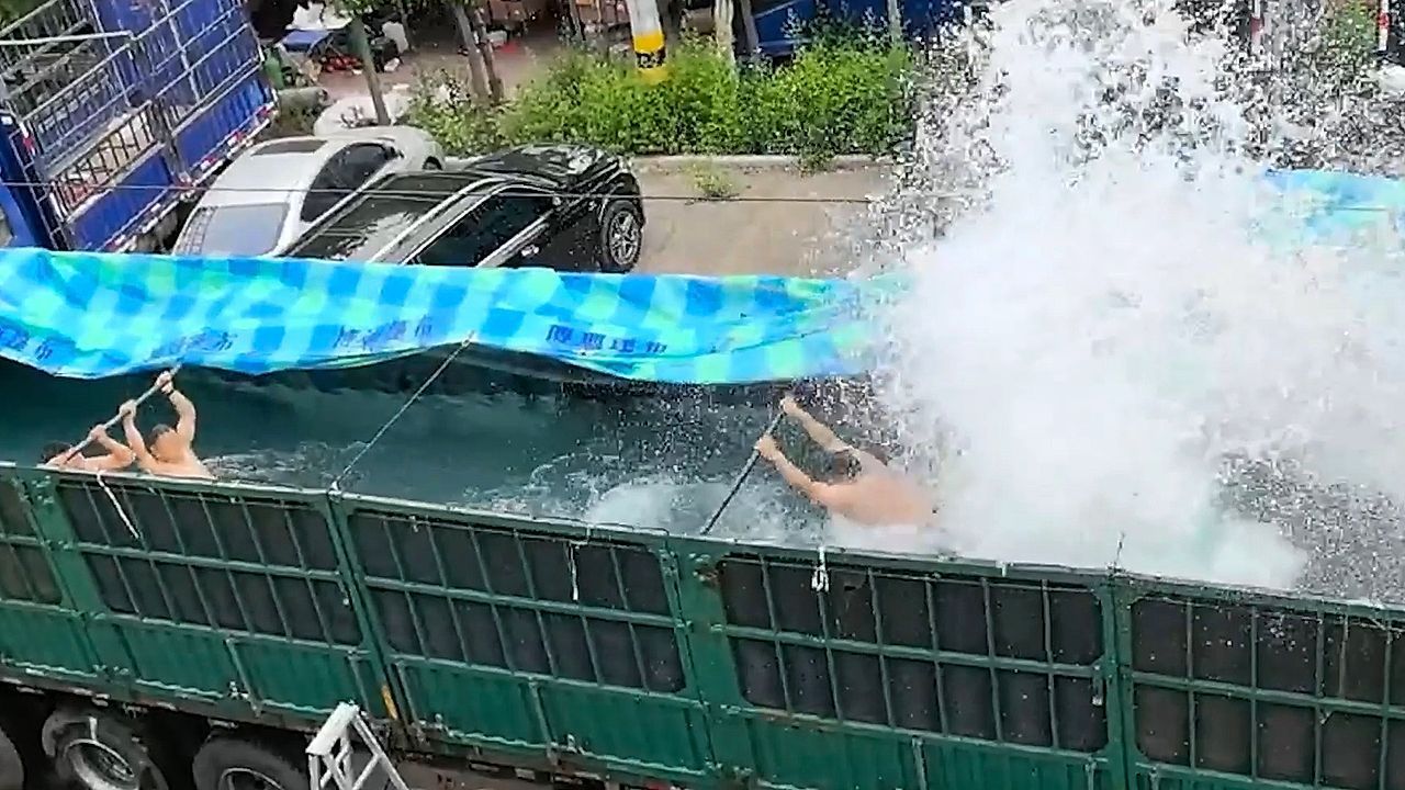 Video: Wellenbad auf Rädern: Männer in China bauen sich LKW-Pool