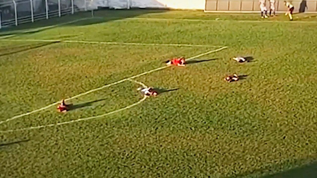 Spielerinnen fallen einfach um: Fußballpartie nimmt überraschende Wendung