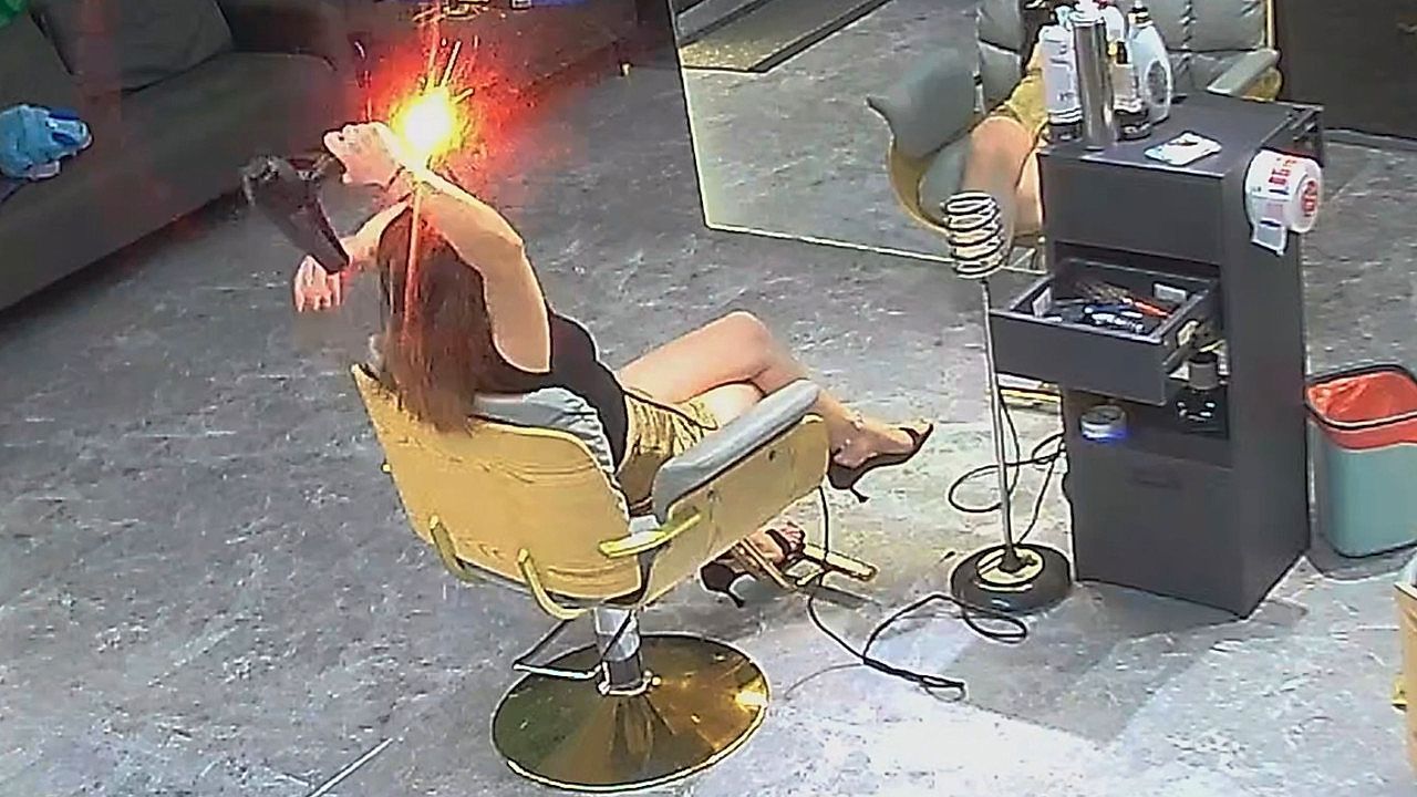 Frau-f-hnt-ihre-Haare-dann-knallt-es-gleich-mehrfach