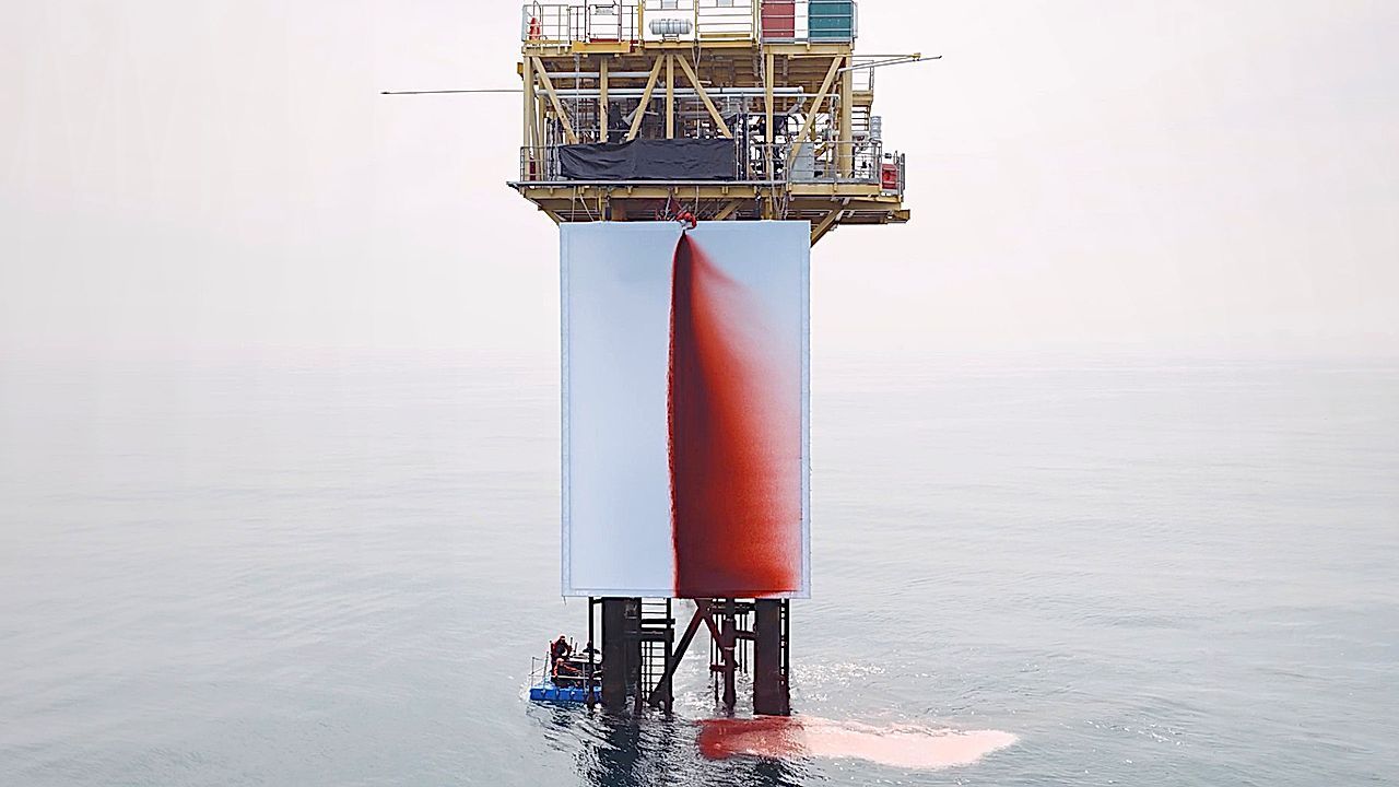 Riesige Wunde auf Gasplattform: Greenpeace installiert Kunstwerk „Butchered“